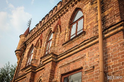 Дом купца Колмакова, 1910 г. Здание расположено по адресу: г. Ирбит,  ул. Ленина, 4. Фото 19 июля 2016 г. Фотограф Евгений Рулев.