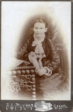 Екатерина Ефимовна в 1892 году прибыли в Казань из Ирбита с 4 детьми, фотография А.Ф. Мухиной, 1892-1900