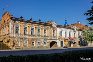 Дом купца Дунаева построен в 1879 году. Здание расположено по адресу: г. Ирбит, ул. Советская, 1.  Фото 22 мая 2016 г. Фотограф Евгений Рулев.