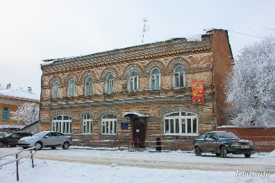 Магазин купцов Гавриловых построен в 1885 году. Здание расположено по адресу: г. Ирбит, ул. Красноармейская, 15.  Фото 2015 года. Фотограф Евгений Рулев.