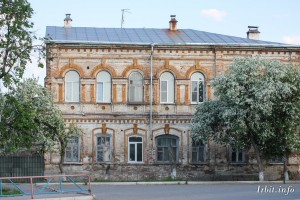 Дом купца Луканина построен в 1878 году. Здание находится по адресу: г. Ирбит, ул. Революции, 24. Фото 21 мая 2016 г. Фотограф Евгений Рулев.