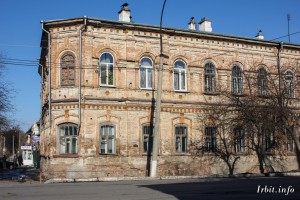 Дом купца Луканина построен в 1878 году. Здание находится по адресу: г. Ирбит, ул. Революции, 24. Фото 8 апреля 2018 г. Фотограф Евгений Рулев.
