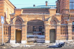 Ворота мужской гимназии (г. Ирбит, ул. Свободы, 24). Фото 3 января 2018 года. Фотограф Евгений Рулев.