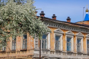 Дом купца Дунаева построен в 1879 году. Здание расположено по адресу: г. Ирбит, ул. Советская, 1.  Фото 23 мая 2015 г. Фотограф Евгений Рулев.