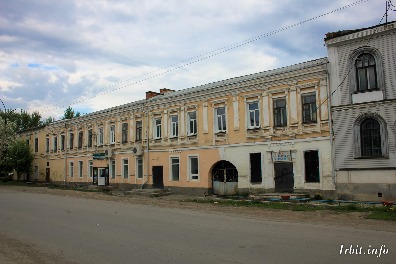 Дом купца Зязина расположен по адресу: г. Ирбит, ул. Орджоникидзе, 25. Фото 20 мая 2012 г. Фотограф Евгений Рулев.