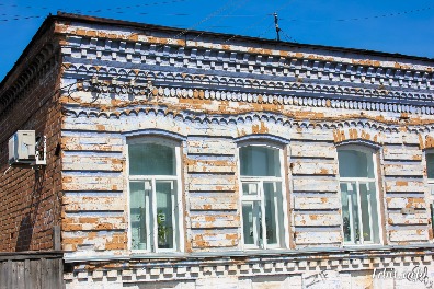 Жилое здание построено в 1893 году. Расположено по адресу: г. Ирбит, ул. Кирова, 98.  Фото 2016 года. Фотограф Евгений Рулев.