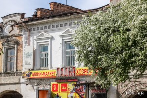 Дом купца Дунаева построен в 1879 году. Здание расположено по адресу: г. Ирбит, ул. Советская, 1.  Фото 23 мая 2015 г. Фотограф Евгений Рулев.