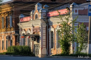 Торговая лавка построена в 1880 году. Расположена по адресу: г. Ирбит,  ул. Советская, 6.  Фото 21 мая 2016 г. Фотограф Евгений Рулев.