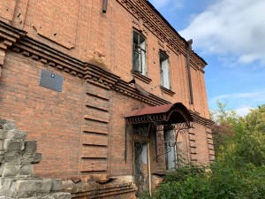 Образец казенного дома конца XIX в. Здание построено в 1899 г. Находится по адресу: г. Ирбит, ул. Карла Маркса, 122.
Фото 2019 года.