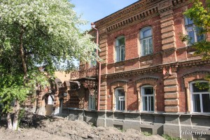 Двухэтажный каменный особняк, построенный в начале XIX в., находится по адресу: г. Ирбит, ул. Революции, 28. Фото 22 мая 2016 г. Фотограф Евгений Рулев.
