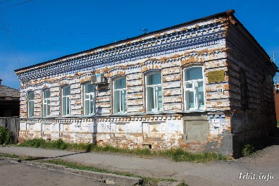 Жилое здание построено в 1893 году. Расположено по адресу: г. Ирбит, ул. Кирова, 98.  Фото 2016 года. Фотограф Евгений Рулев.