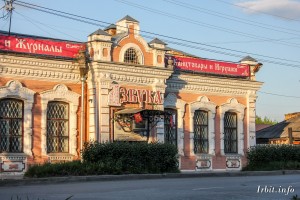 Торговая лавка построена в 1880 году. Расположена по адресу: г. Ирбит,  ул. Советская, 6.  Фото 21 мая 2016 г. Фотограф Евгений Рулев.