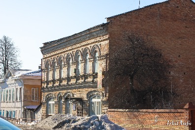Магазин купцов Гавриловых построен в 1885 году. Здание расположено по адресу: г. Ирбит, ул. Красноармейская, 15.  Фото 2018 года. Фотограф Евгений Рулев.