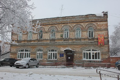 Магазин купцов Гавриловых построен в 1885 году. Здание расположено по адресу: г. Ирбит, ул. Красноармейская, 15.  Фото 2015 года. Фотограф Евгений Рулев.