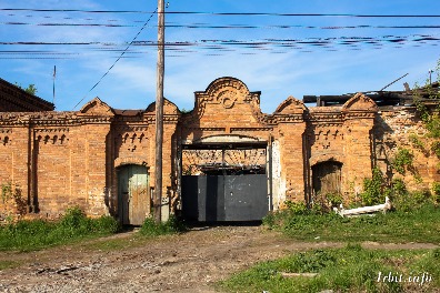 Усадьба мещанина Некрасова построена в 1879 году. Здание расположено по адресу: г. Ирбит, ул. Коммуны, 29.  Фото 2016 года. Фотограф Евгений Рулев.