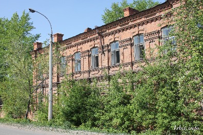Образец казенного дома конца XIX в. Здание построено в 1899 г. Находится по адресу: г. Ирбит, ул. Карла Маркса, 122. 
Фото 2016 года.