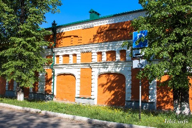 Здание торгового корпуса построено в 1890-х гг. Находится по адресу: г. Ирбит, ул. Карла Маркса, 47. 
Фото 2016 года. Фотограф Евгений Рулев.