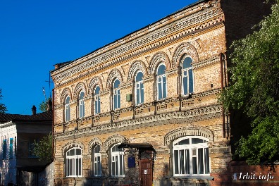 Магазин купцов Гавриловых построен в 1885 году. Здание расположено по адресу: г. Ирбит, ул. Красноармейская, 15.  Фото 2014 года. Фотограф Евгений Рулев.