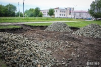 Подготовительные работы по установке памятника императрице Екатерине Великой в Ирбите. 6 июня 2013 года