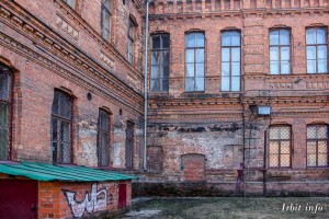 Здание мужской гимназии (г. Ирбит, ул. Свободы, 24).  Фото 3 января 2018 года. Фотограф Евгений Рулев.