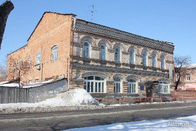 Магазин купцов Гавриловых построен в 1885 году. Здание расположено по адресу: г. Ирбит, ул. Красноармейская, 15.  Фото 2018 года. Фотограф Евгений Рулев.
