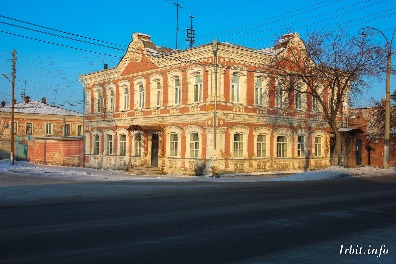 Дом купца Д. В. Зязина построен в 1869 г. Расположен по адресу: г. Ирбит, ул. Орджоникидзе, 41.  Фото 3 января 2018 г. Фотограф Евгений Рулев.