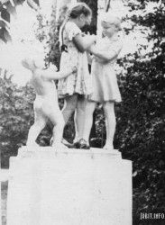 Девочка у скульптуры "Детство" в ирбитском парке, 1959 г.