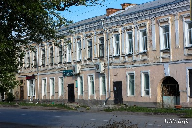 Дом купца Зязина расположен по адресу: г. Ирбит, ул. Орджоникидзе, 25. Фото 21 мая 2017 г. Фотограф Евгений Рулев.