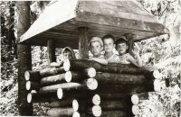 Дети играют в деревянном домике в ирбитском парке