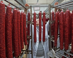 Власти поднимут цены на колбасу и сосиски на 30%