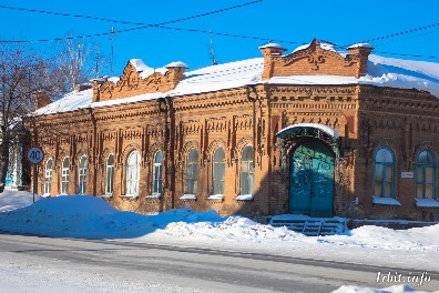 Усадьба мещанина Некрасова построена в 1879 году. Здание расположено по адресу: г. Ирбит, ул. Коммуны, 29.  Фото 2018 года. Фотограф Евгений Рулев.