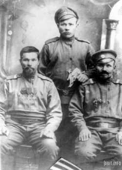 Фотография сделана после Русско-Японской войны 1905 г.
Слева сидит Ефим Андрианович Ильиных.