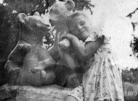 Девочка у скульптуры "Медведи" в Ирбитском парке, 1959 г.