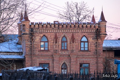 Дом купца Колмакова построен в 1910 году. Здание расположено по адресу: г. Ирбит,  ул. Ленина, 4.
Фото 20 ноября 2015 г. Фотограф Евгений Рулев