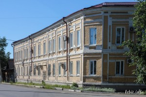 Гостиница "Сибирское подворье" была построена в 1878 году. Здание расположено по адресу: г. Ирбит, ул. Революции, 16. Фото 24 июня 2017 г. Фотограф Евгений Рулев.