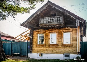 Здание, расположенное по адресу г. Ирбит, ул. Урицкого, 19, является образцом деревянного зодчества. Фото 22 мая 2016 г. Фотограф Евгений Рулев.
