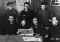 Рабочие инструментального цеха читают газету. 50-е годы