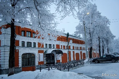 Здание торгового корпуса построено в 1890-х гг. Находится по адресу: г. Ирбит, ул. Карла Маркса, 47. 
Фото сделано в декабре 2015 года. Фотограф Евгений Рулев.