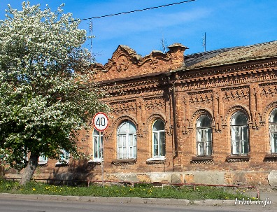 Усадьба мещанина Некрасова построена в 1879 году. Здание расположено по адресу: г. Ирбит, ул. Коммуны, 29.  Фото 2016 года. Фотограф Евгений Рулев.