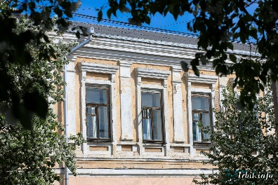 Дом купца Зязина расположен по адресу: г. Ирбит, ул. Орджоникидзе, 25. Фото 23 мая 2015 г. Фотограф Евгений Рулев.