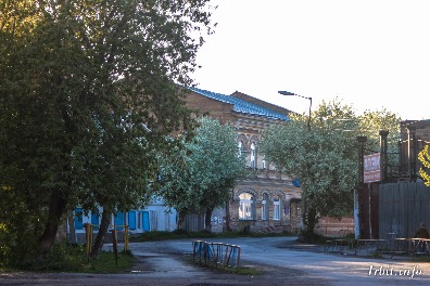 Магазин купцов Гавриловых построен в 1885 году. Здание расположено по адресу: г. Ирбит, ул. Красноармейская, 15.  Фото 2016 года. Фотограф Евгений Рулев.