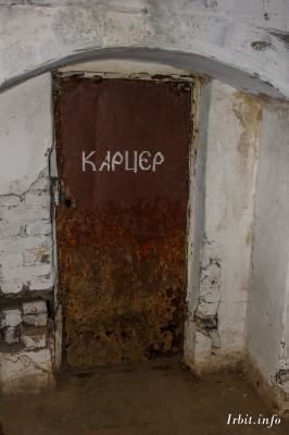 Дверь в карцер (здание мужской гимназии, г. Ирбит, ул. Свободы, 24). Фото 15 апреля 2012 года. Фотограф Евгений Рулев.
