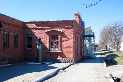 Лавка купца Зязина построена в начале XIX века. Находится по адресу: г. Ирбит, ул. Орджоникидзе, 34. Фото 8 апреля 2018 г. Фотограф Евгений Рулев.