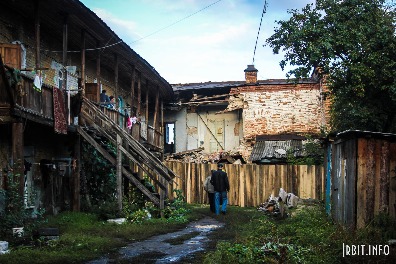 Пристрой к жилому дому частично разрушен. Находится по адресу: г. Ирбит, ул. Кирова, 60. Фото: 13 мая 2016 года. Фотограф Евгений Рулев.