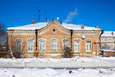Дом купца Калинина построен XIX веке, расположен по адресу: г. Ирбит, ул. Ленина, 27. Фото 5 февраля 2017 г. Фотограф Евгений Рулев.