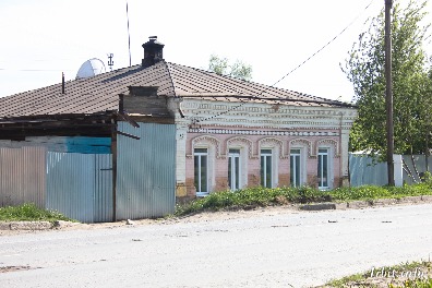 Жилой дом мещанина Бирюкова построен 1879 году. Расположен по адресу: г. Ирбит, ул. Орджоникидзе, 42.  Фото 22 мая 2016 г. Фотограф Евгений Рулев.