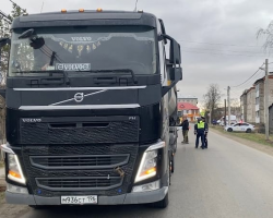 В Ирбитском районе пешеход бросился под грузовой тягач Volvo и погиб