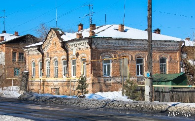 Дом купца Калинина построен XIX веке, расположен по адресу: г. Ирбит, ул. Ленина, 27. Фото 5 февраля 2017 г. Фотограф Евгений Рулев.