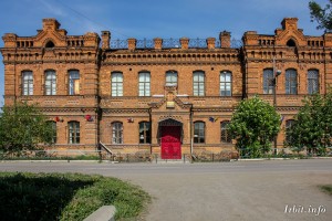 Здание мужской гимназии (г. Ирбит, ул. Свободы, 24). Фото 22 мая 2016 года. Фотограф Евгений Рулев.