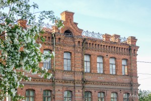 Здание мужской гимназии (г. Ирбит, ул. Свободы, 24). Фото 25 мая 2017 года. Фотограф Евгений Рулев